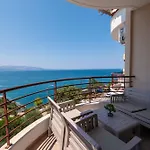 Luxurious Coastal Apartment